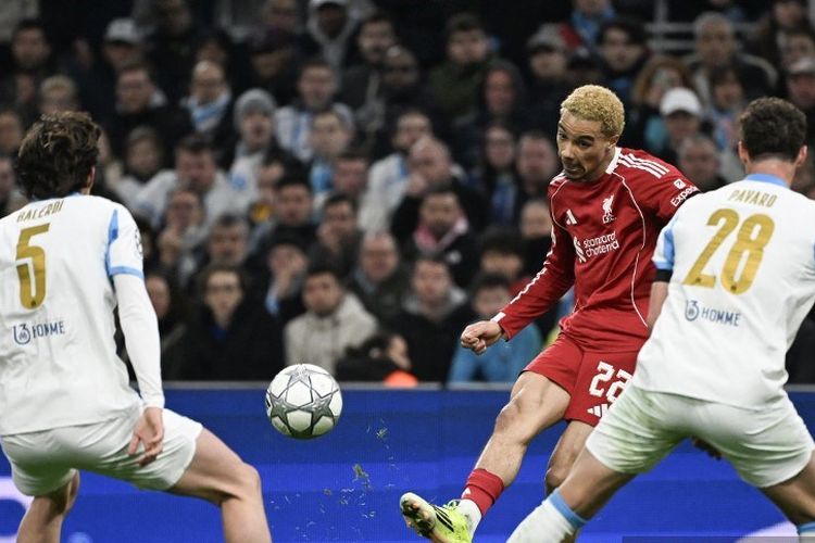 Aksi penyerang Liverpool, Hugo Ekitike, saat melepas tembakan ke gawang Marseille. Hasil Liga Champions Marseille vs Liverpool bergulir di Stade Velodrome pada Kamis (22/1/2026) dini hari WIB.