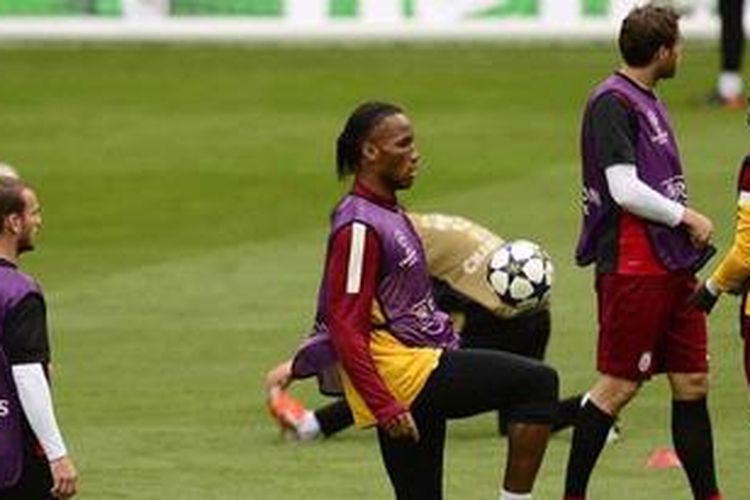 Penyerang Galatasaray dari Pantai Gading, Didier Drogba (tengah), ambil bagian dalam sesi latihan tim di Stadion Bernabeu, Selasa (2/4/2013), jelang laga perempat final pertama Liga Champions melawan Real Madrid, Rabu (3/4/2013). 