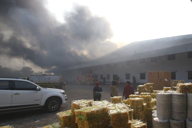 Pabrik Mi di Mojokerto Terbakar, 6 Unit Damkar dan 1 Water Canon Dikerahkan Padamkan Api