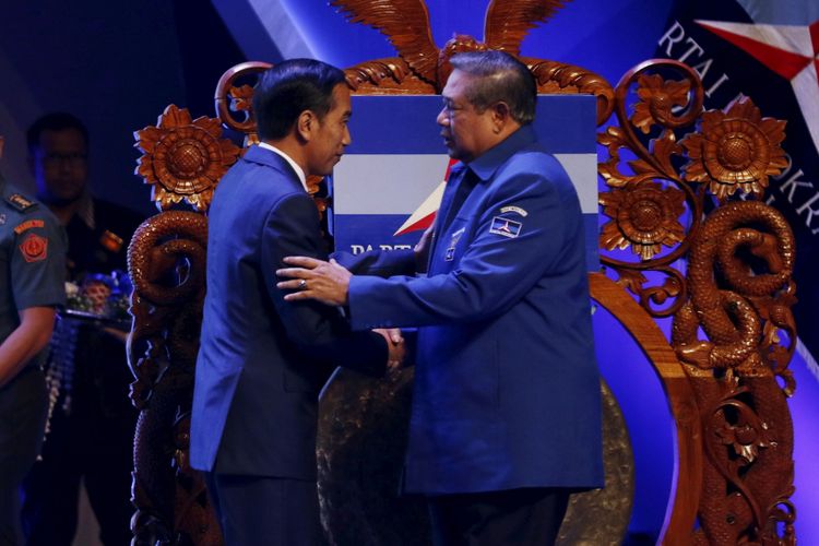 Presiden RI Joko Widodo berjabat tangan dengan Susilo Bambang Yudhoyono usai meresmikan pembukaan Rapat Pimpinan Nasional (Rapimnas) Partai Demokrat tahun 2018 di Sentul International Convention Center, Bogor, Jawa Barat, Sabtu (10/03/2018) .Partai Demokrat menggelar Rapimnas selama dua hari 10-11 Maret 2018 untuk membahas strategi Pemilu 2018 serta Pemilu Legislatif dan Pilpres 2019.
