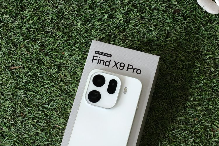 Bagian belakang Oppo Find X9 Pro bersama kotak penjualannya.