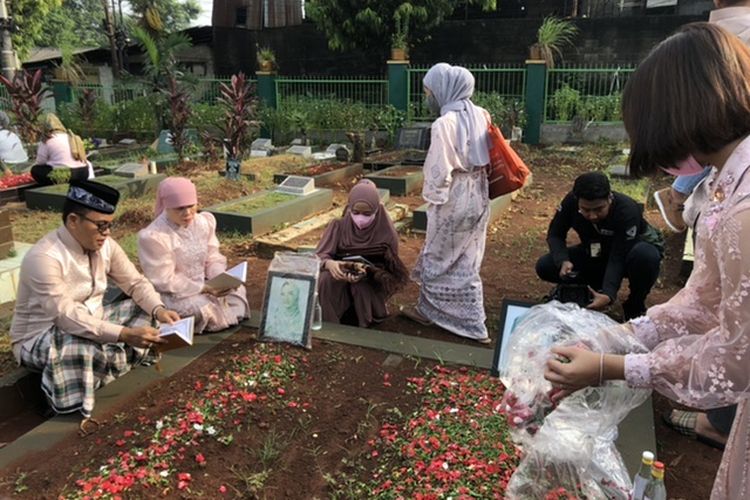 Keluarga Haji Faisal di TPU Malaka, Pesanggrahan, Senin (2/5/2022).
