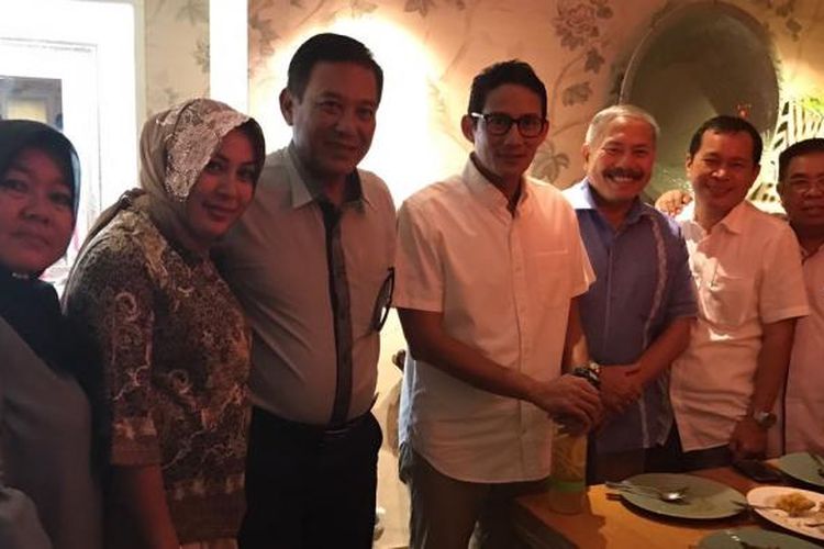 Calon wakil gubernur DKI Jakarta nomor pemilihan tiga Sandiaga Uno saat mengadakan pertemuan dengan para anggota Fraksi Partai Demokrat di DPRD DKI Jakarta, Selasa (7/3/2017).