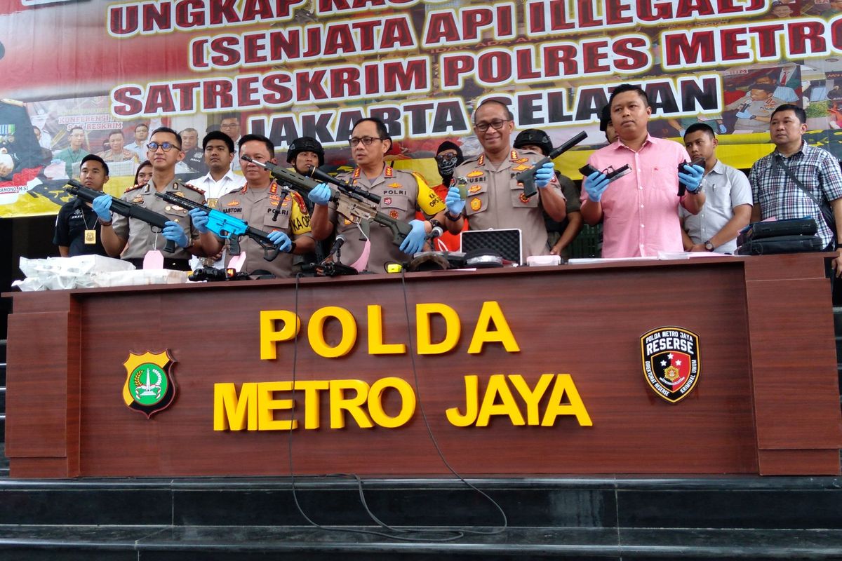 Konferensi pers pengungkapan kepemilikan senjata api ilegal di Polda Metro Jaya, Selasa (31/12/2019)