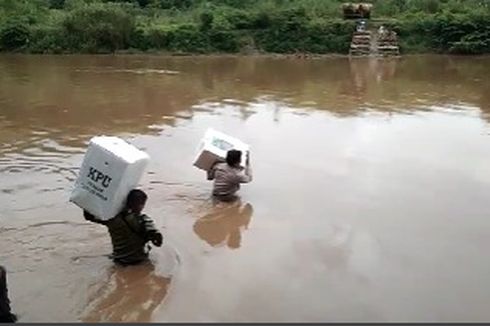Saat Polisi, TNI, dan Warga di NTT Berenang Sambil Pikul Kotak Suara Melintasi Sungai...
