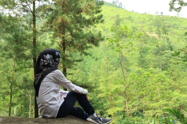 Menikmati pemandangan Gunung Tempel