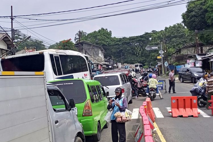 Situasi arus lalin di ruas Jalan Raya Puncak Bogor, Jawa Barat, Sabtu (29/4/2023) siang.