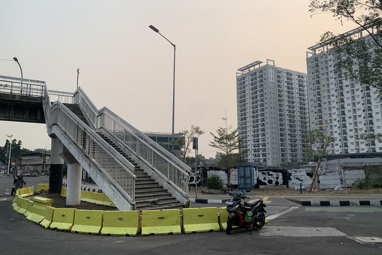 Penampakan JPO Cawang Jaktim: Tangga di Tengah Jalan, Pagar Rusak, Kabel Menjuntai