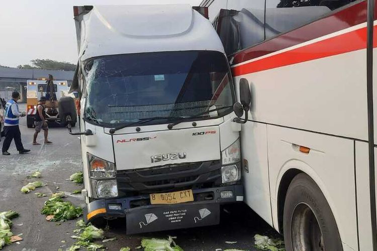 Kendaraan roda empat terlibat kecelakaan beruntun di Tol Cipularang, Rabu (10/7/2024)