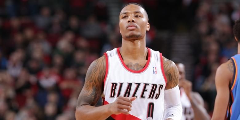 Pebasket Portland Trail Blazers, Damian Lillard beraksi saat timnya menghadapi Oklahoma City Thunder pada lanjutan kompetisi NBA, di Moda Center Arena, Rabu (04/12/2013).