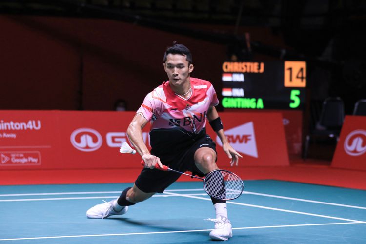 Pebulu tangkis tunggal putra Jonatan Christie saat melawan Anthony Sinisuka Ginting pada laga pertama fase Grup B BWF World Tour Finals 2022 di Nimibutr Arena, Bangkok, Thailand, Rabu (7/12/2022). Terkini, Jonatan Christie akan menghadapi Shesar Hiren Rhustavito pada babak 16 besar Indonesia Masters 2023, Kamis (26/1/2023).