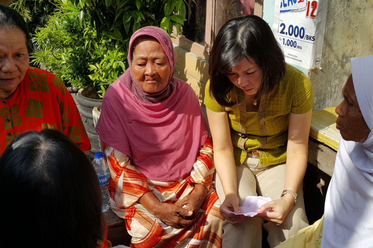 Ketua Tim Penggerak PKK DKI Jakarta Veronica Tan mengunjungi para lansia yang sakit di Kelurahan Petojo Selatan, Gambir, Jakarta Pusat, Rabu (29/3/2017). 