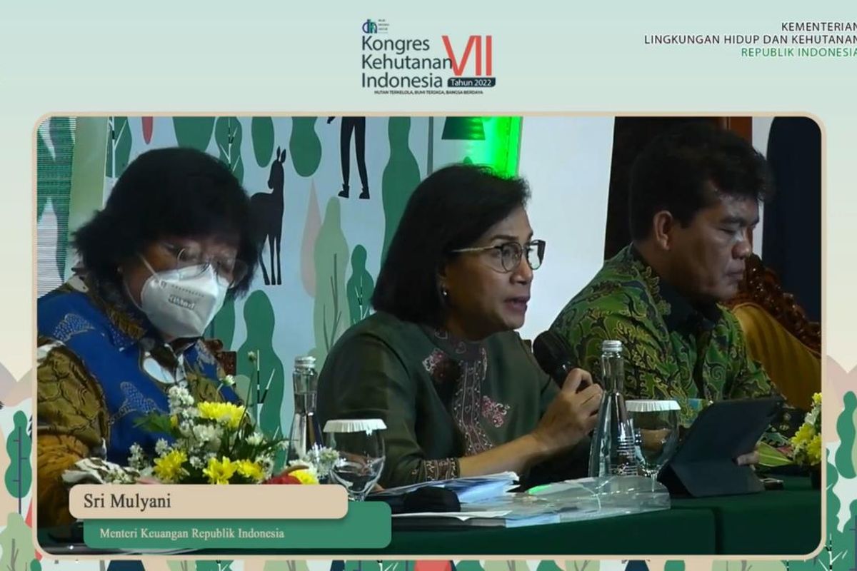 Menteri Keuangan Sri Mulyani Indrawati dalam Kongres Kehutanan Indonesia VII 2022 di Jakarta, Selasa (28/6/2022).