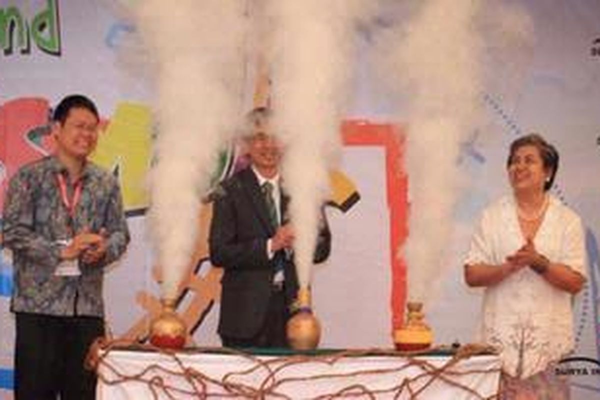 Pembukaan The 2nd Asian Science and Mathematics Olympiad for Primary School (ASMOPS), Rabu (9/11/2012). Penggagas ASMOPS Yohanes Surya (tengah) didampingi Direktur Eksekutif Surya Institute Srisetiowati Seiful (kanan), beserta Presiden ASMOPS Ali Godjali (kiri) secara resmi membuka kegiatan yang akan berlangsung 6-9 November 2012 mendatang. Pembukaan dilakukan dengan metode fun science senyawa hidrogen, peroksida, dan kalium permanganat.