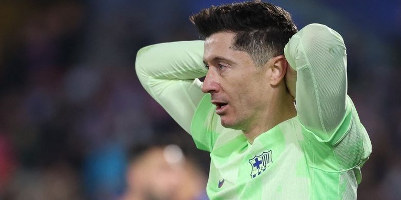 Penyerang Barcelona Robert Lewandowski bereaksi pada laga Liga Spanyol antara Getafe CF dan FC Barcelona di stadion Coliseum Alfonso Perez di Getafe pada 18 Januari 2025.