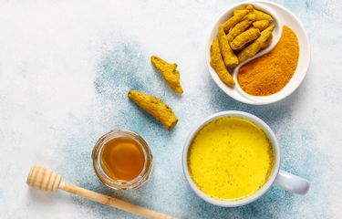 Ilustrasi kunyit campur madu. Ramuan kunyit campur madu dapat membantu meredakan gejala asam lambung. Namun, mengonsumsi berlebihan berpotensi memicu sejumlah efek samping.