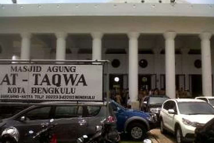 Ribuan PNS Kota Bengkulu menggelar Shalat Zuhur berjamaah di Masjid At-Taqwa setiap hari Rabu.
