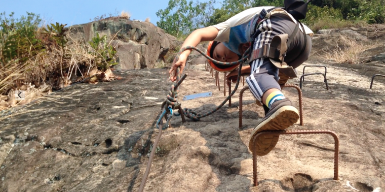 Bening memanjat tebing Gunung Parang, Purwakarta, menggunakan teknik yang disebut via ferrata atau naik menggunakan tangga baja, Minggu (2/7/2017)