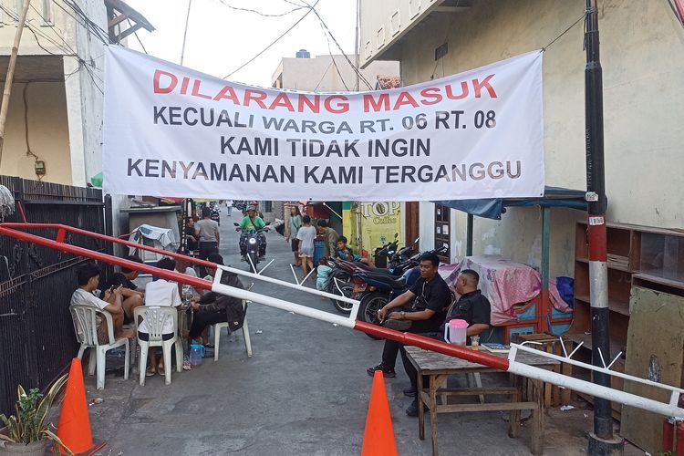 Kawasan kediaman anggota DPR RI nonaktif Ahmad Sahroni yang sempat digeruduk massa tak dikenal kini dibatasi, Senin (1/9/2025).
