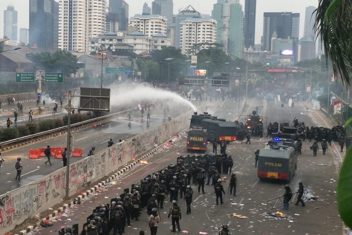 Pasukan Brimob Polri, Selasa (24/9/2019), menghalau massa mahasiswa ke arah kawasan Semanggi menggunakan water canon. 