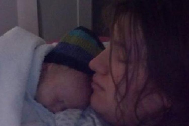 Bokep Melahirkan - Seorang Ibu Melahirkan Normal dalam Kondisi Tidur Siang