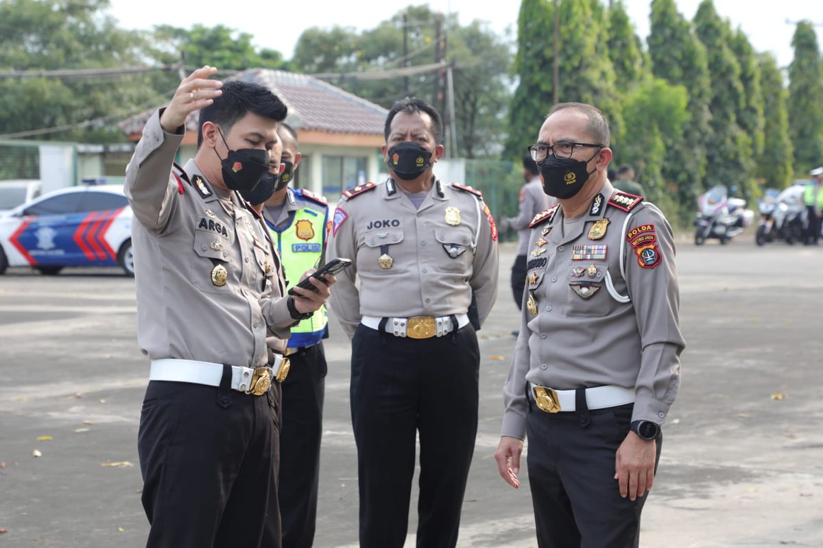 Dirlantas Polda Metro Jaya Kombes Pol Sambodo Purnomo Yogo ditemani Wadirlantas Polda Metro Jaya, AKBP Rusdy Pramana, dan Kasatlantas Polres Metro Bekasi Komisaris Polisi Arga Dija Putra.