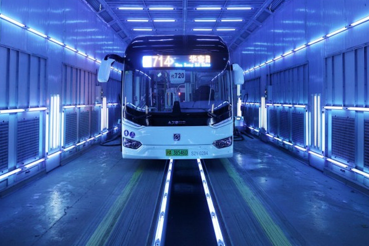 Ilustrasi bus yang disterilkan dengan sinar UV di China