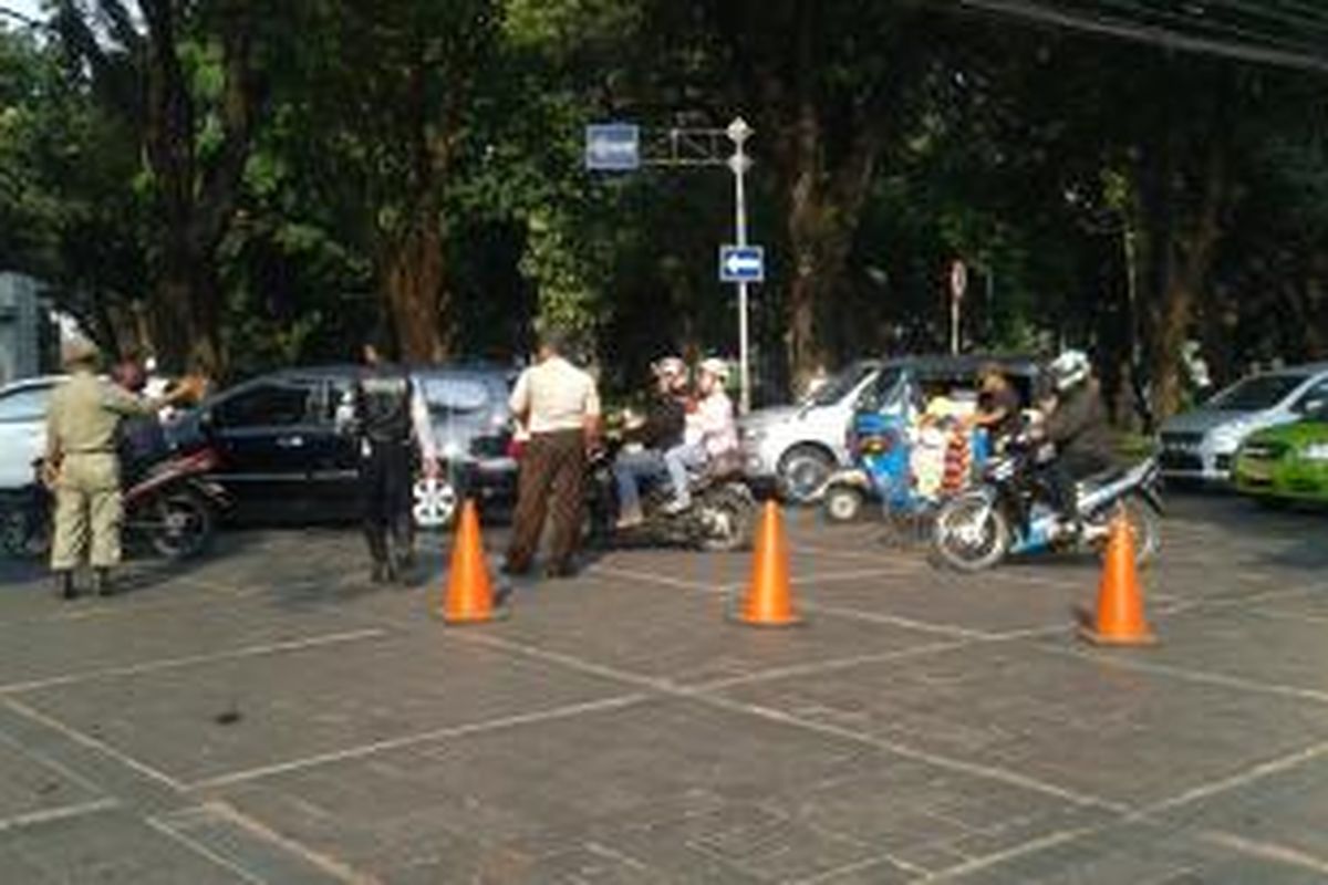 Jalan Taman Suropati tepat di depan rumah dinas Gubernur DKI Jakarta ditutup.