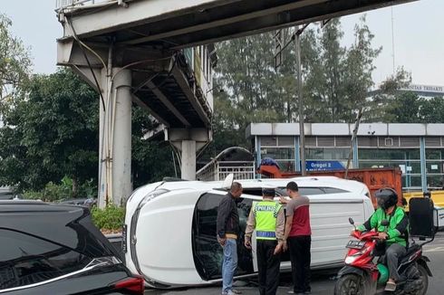 Polisi Taburi Pasir di Atas Tumpahan Oli akibat Kecelakaan Tunggal Mini Bus di Grogol