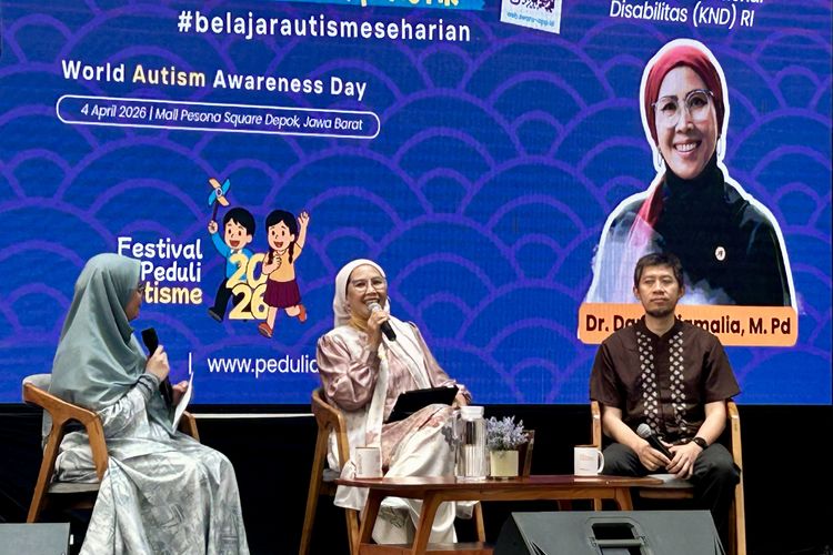 (Kiri ke kanan) Founder Peduli ASD, Dr. Isti Anindya, S.Si., M.Sc, Ketua Komisi Nasional Disabilitas (KND) RI Dr. Dante Rigmalia, M.Pd, dan Ketua IDAI Jakarta Timur, dr. Arifianto, Sp.A(K) dalam acara Festival Peduli Autisme 2026, di Depok, Jawa Barat, Sabtu (4/4/2026).