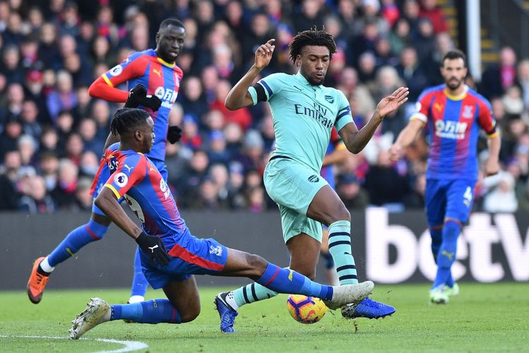 Aaron Wan-Bissaka mencoba menahan laju Alex Iwobi pada laga Crystal Palace vs Arsenal dalam lanjutan Liga Inggris di Selhurst Park, 28 Oktober 2018. 