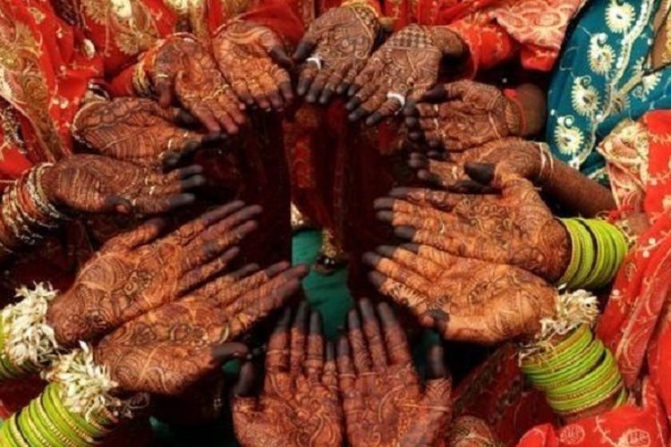 Para aktivis mengatakan ribuan perempuan diceraikan di India melalui praktek mengucapkan talaq tiga kali.
