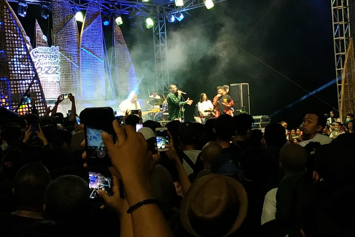 Trio RAN beraksi di Senggigi Sunset Jazz 2018 di Pantai Senggigi, Kabupaten Lombok Barat, NTB, Minggu (9/12/2018).