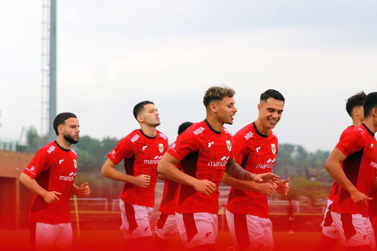 Justin Hubner, Dean James, dan Joey Pelupessy tengah berlatih pada Selasa (27/5/2025). Para pemain Timnas Indonesia mengadakan Training Camp di lapangan latihan Bali United di Gianyar Bali jelang ronde laga-laga Kualifikasi Piala Dunia 2026 kontra China dan Jepang. Keuntungan Timnas Indonesia jika Menang atas China di Kualifikasi Piala Dunia 2026