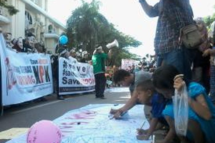 Ribuan warga Kota Makassar menggelar aksi dukungan terhadap Komisi Pemberantasan Korupsi (KPK) di Pantai Losari, Minggu (8/2/2015) pagi.