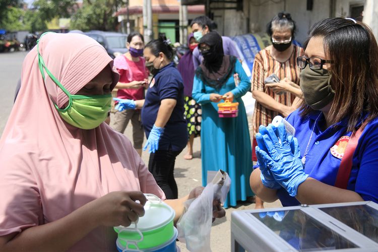Yayasan Hakka Aceh membuka warung nasi murah dengan harga Rp 3000 per bungkus khusus untuk warga kurang mampu yang ada di kawasan Peunanyong Kota Banda Aceh, Selasa (30/06/2020). 