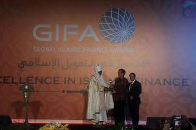 Presiden Jokowi saat menerima penghargaan untuk kategori Global Islamic Finance Leadership Awards 2016.