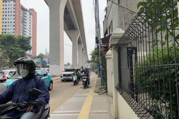 “Kalau Jalan Kaki di Sini Harus Hati-hati” Warga Keluhkan Motor Naik Trotoar Matraman Jaktim