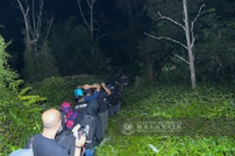 Tim operasi gabungan yang dipimpin Departemen Imigrasi Malaysia (Jabatan Imigresen Malaysia/JIM) menggerebek perkampungan ilegal warga Indonesia di dalam hutan Puncak Alam, Selangor, pada Sabtu (16/9/2023) dini hari. Ketua Pengarah Imigresen Malaysia, YBhg Dato? Ruslin bin Jusoh, mengatakan 95 orang diperiksa selama operasi tersebut.