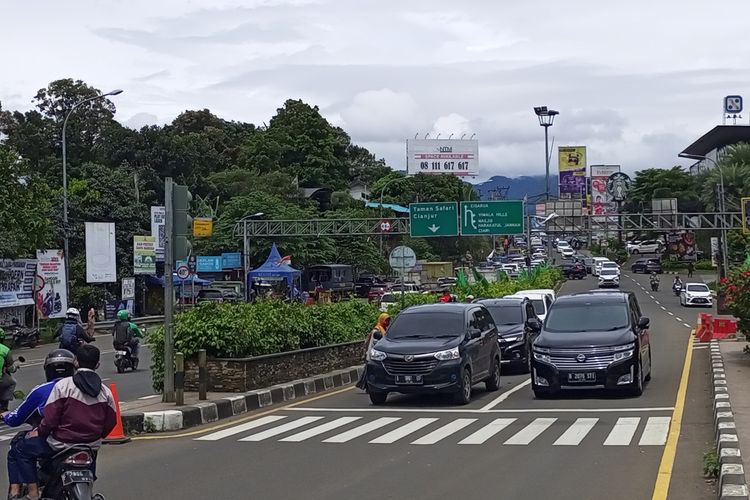 Kondisi arus lalu lintas di Jalur Puncak Bogor, Jawa Barat, Senin (28/2/2022).