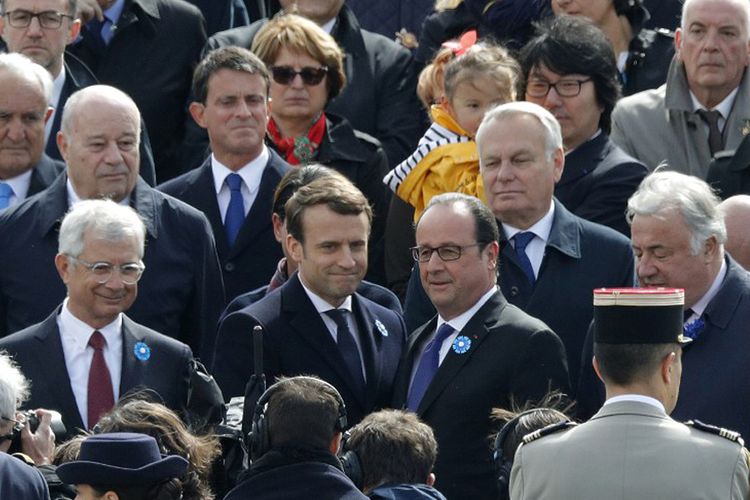 Presiden Perancis Francois Hollande (kedua dari kanan) dan Presiden terpilih Emmanuel Macron (kedua dari kiri) muncul ke hadapan publik di dalam upacara peringatan 72 tahun kemenangan Perancis atas Nazi di Perang Dunia II, di Paris, Senin (8/5/2017).  
