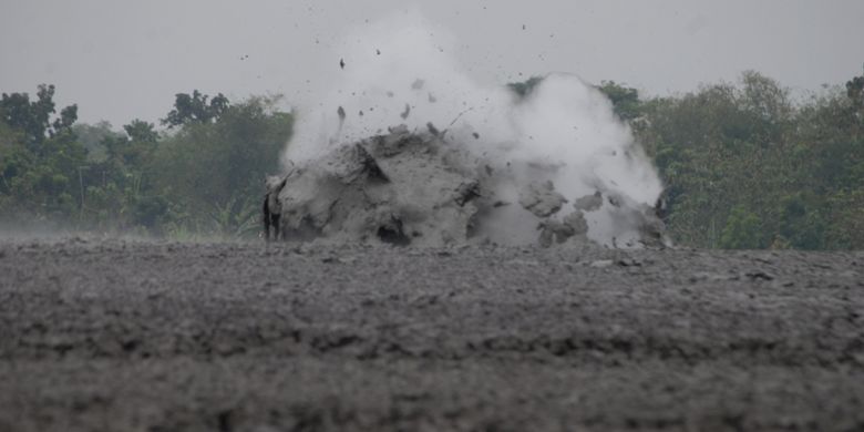 Suasana fenomena letupan lumpur di obyek wisata Bledug Kuwu di Desa Kuwu, Kecamatan Kradenan, Kabupaten Grobogan, Jawa Tengah, Jumat (14/7/2017). Secara geologi apa yang terjadi pada Bledug Kuwu adalah suatu proses alam yang disebut fenomena Gunung Api Lumpur (Mud Volcanoes). Sementara mitologi masyarakat setempat menyebut jika fenomena Bledug Kuwu terjadi karena adanya lubang yang menghubungkan tempat itu dengan Laut Selatan. Konon lubang itu adalah jalan pulang Jaka Linglung dari laut selatan menuju kerajaan Medang Kamulan setelah berhasil mengalahkan Prabu Dewata Cengkar. Jaka Linglung yang merupakan putra Ajisaka diutusnya membunuh Prabu Dewata Cengkar yang telah berubah menjadi buaya putih di Laut Selatan. Jaka Linglung berjalan di perut bumi lantaran ia bisa berubah wujud menjadi ular naga.