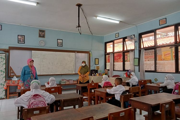 Kepala Suku Dinas Pendidikan (Sudindik) Wilayah II Jakarta Pusat Uripasih memberikan informasi mengenai pelaksanaan PTM 50 persen yang mulai berlaku hari ini di SDN 03 Demen, Jakarta Pusat,  Jumat (4/2/2022).