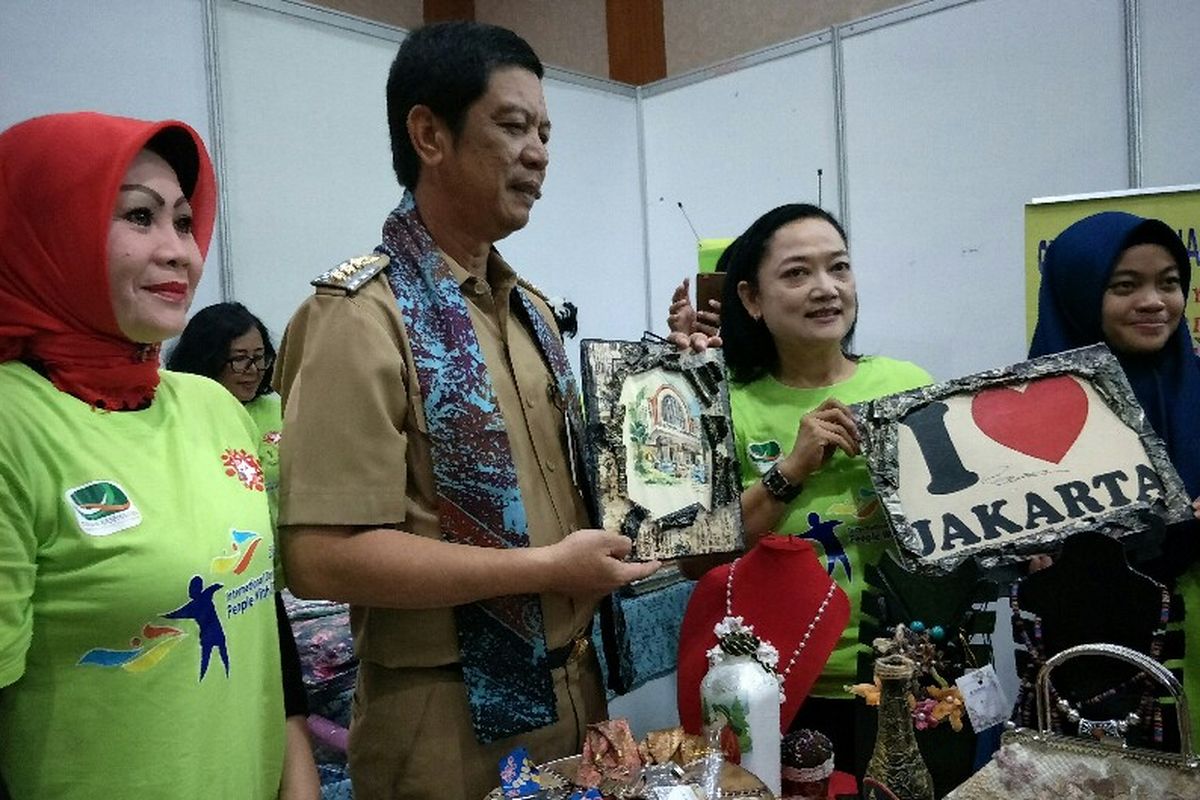 Wali Kota Jakarta Barat Rustam Effendi (tengah) berbelanja hasil karya anak disabilitas dalam stan pameran pada peringatan Hari Disabilitas pada Selasa (4/12/2018).