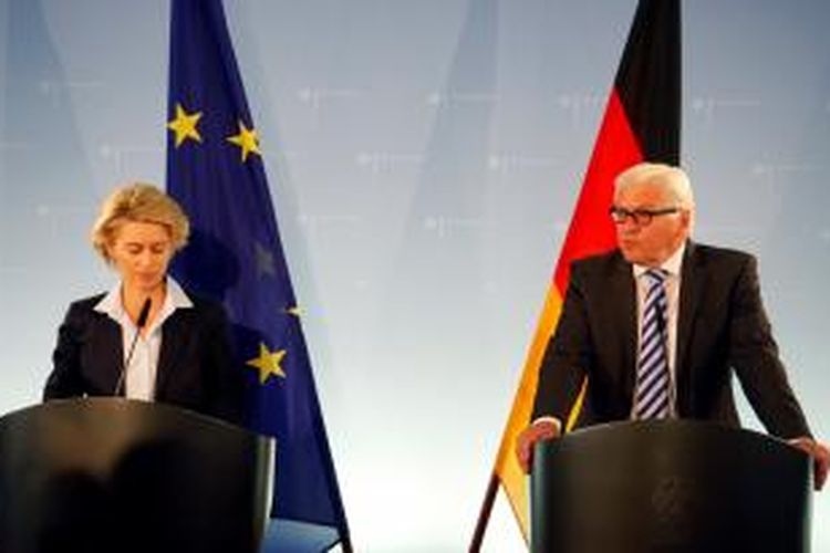 Menteri Pertahanan Ursula von der Leyen dan Menteri Luar Negeri Jerman Frank-Walter Steinmeier dalam jumpa pers di Berlin terkait kesiapan Jerman mengirimkan senjata untuk pasukan Kurdi yang memiliki ISIS.