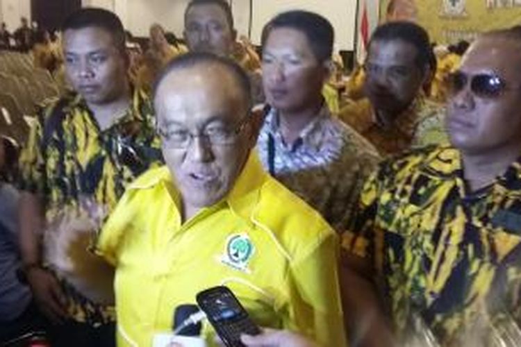 Ketua Umum Partai Golkar hasil Munas Bali, Aburizal Bakrie, saat ditemui seusai menghadiri perayaan HUT KPPG di Hotel Royal Kuningan, Jakarta, Rabu (10/6/2015).