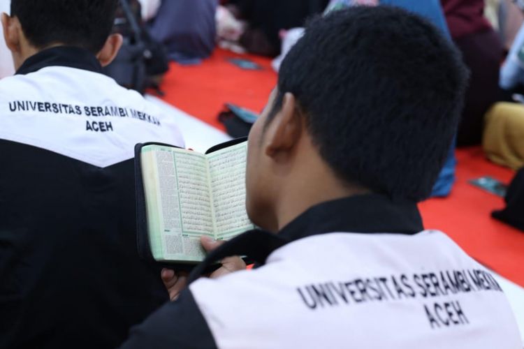 Kegiatan membaca Al Quran sampai khatam di Universitas Serambi Mekkah, Banda Aceh, dalam rangka Kirab Pemuda 2018. 