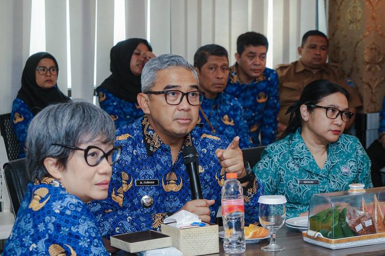 Wali Kota Bandung Muhammad Farhan saat rapat koordinasi membahas pelaksanaan program budaya Bandung Kota Cerita.