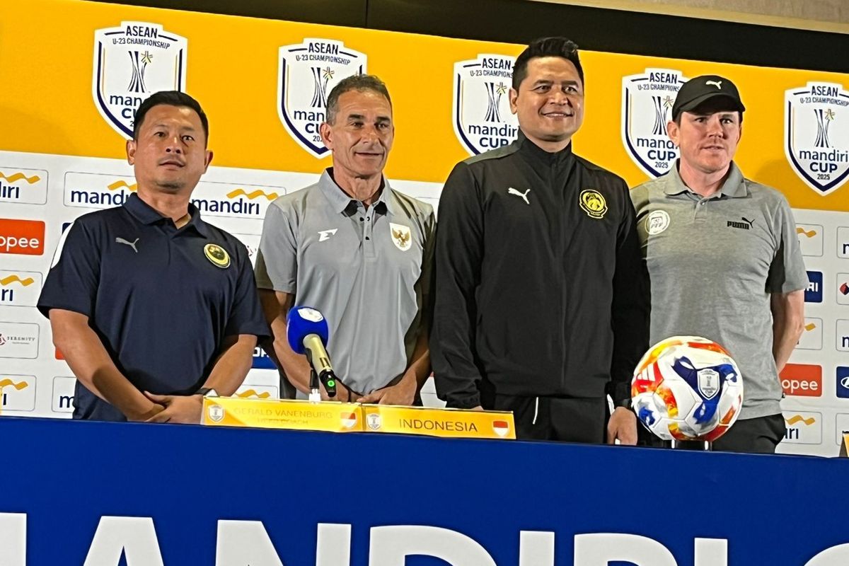 Pelatih Timnas U23 Indonesia, Gerald Vanenburg, bersama pelatih Brunei, Malaysia, dan Filipina kala berbicara dalam sesi konferensi pers jelang laga Piala AFF U23 2025 antara Timnas U23 Indonesia vs Brunei Darussalam, di Stadion Utama Gelora Bung Karno, Senin (14/7/2025).