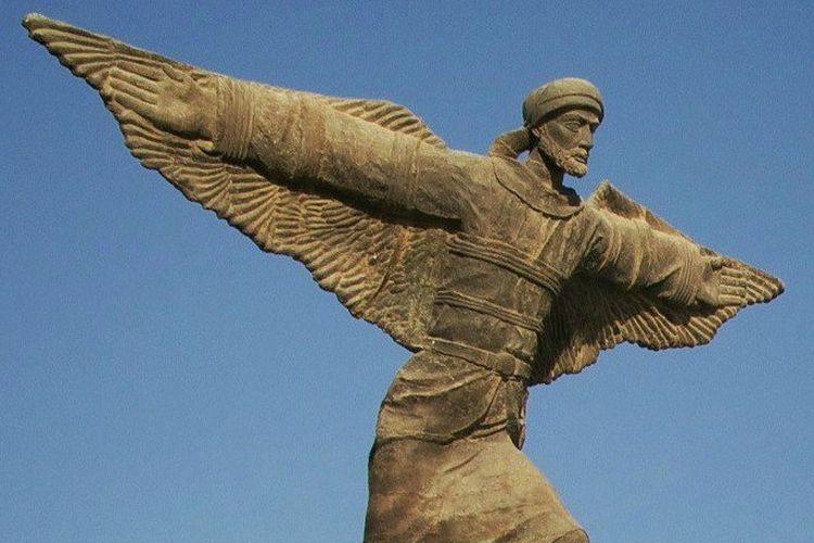 Patung Ibnu Firnas bersama dengan sayap yang beliau ciptakan untuk membantunya terbang.